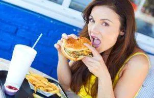 Motivul incredibil pentru care poftim junk food