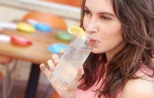 Mit sau adevar: apa cu lamaie ajuta la detoxifiere si slabit?
