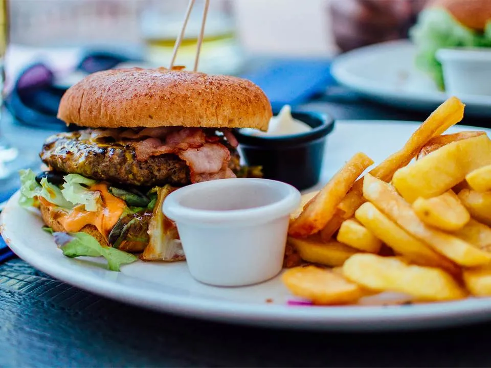 Dieta fast-food: cum pot slabi cu mancarea rea!