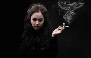 Ce trasaturi de caracter tradeaza felul in care fumeaza. Afla-i toate secretele