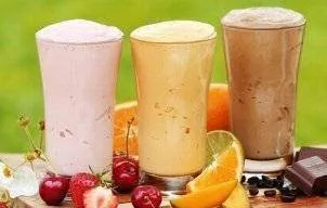 Incepe diminetile in forta! 4 smoothie-uri rapide si gustoase care pot inlocui micul dejun