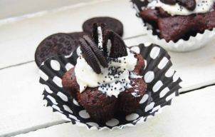 Muffins pufoase cu biscuiti Oreo