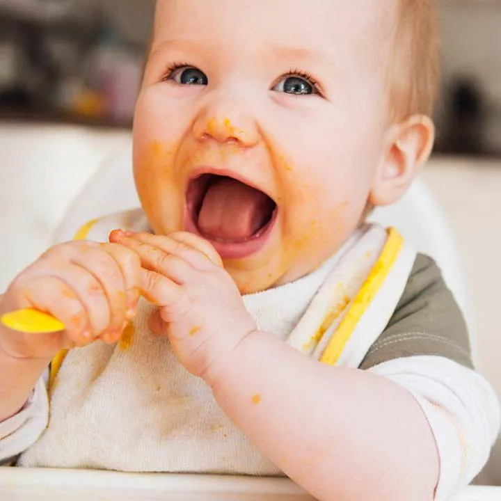 Top 5 greşeli pe care le fac mămicile când trec la diversificarea alimentaţiei copilului