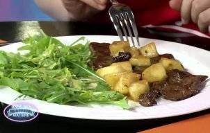 Vitel de lapte cu mere in vin si rucola