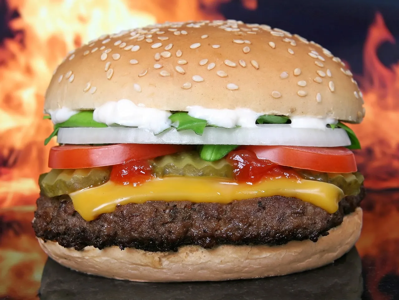 Pericolele din mancarea fast-food. Cate calorii are de fapt