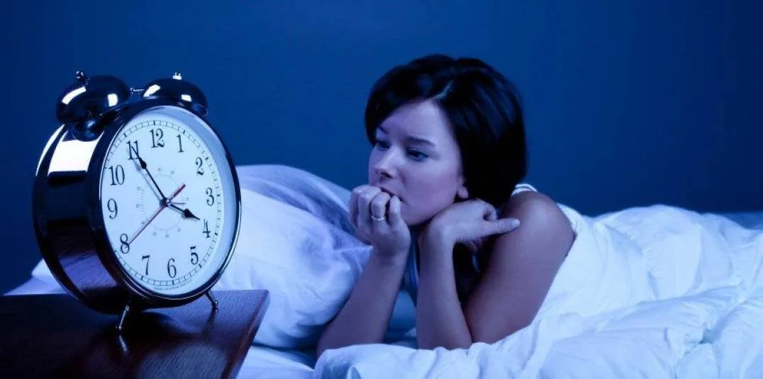 Ai insomnie? Iata alimentele care iti ajuta somnul sau ti-l distrug