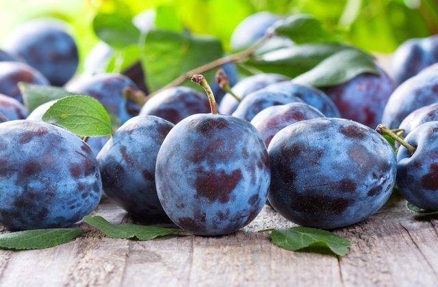 Scapa de kilogramele in plus cu prune. Detalii despre dieta lunii august