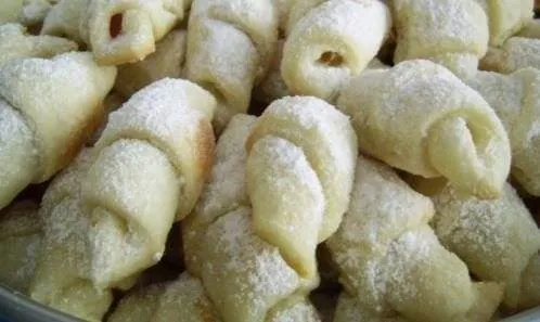 Afla cu poti sa faci cele mai FRAGEDE cornulete! Ingredientul secret de care ai nevoie