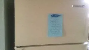 Au gasit o nota pe frigider de la fostii proprietari. Scrisoarea te va emotiona