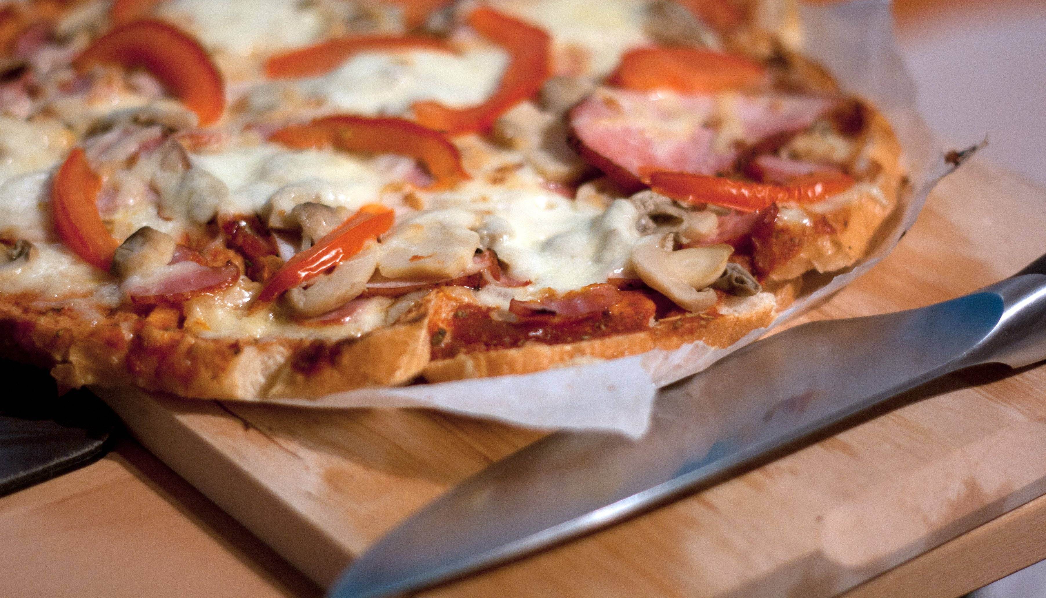 Retetele Tale: Pizza in blat de paine