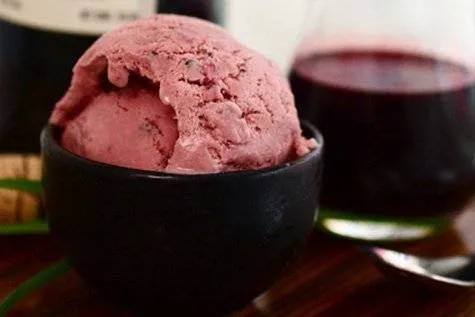Inghetata de vin rosu! Buna de te lingi pe degete