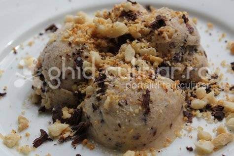 Inghetata cu cacao si nuci