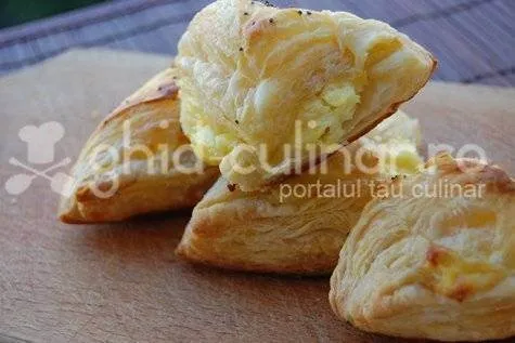 Pateuri cu branza si cascaval