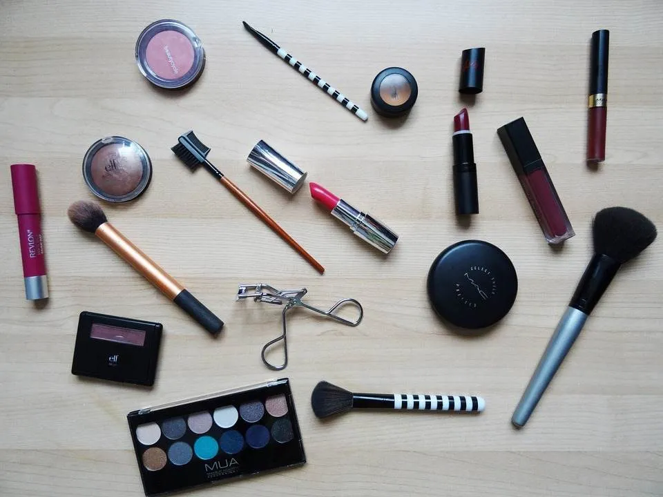 Cum sa deosebesti produsele cosmetice originale de cele fake