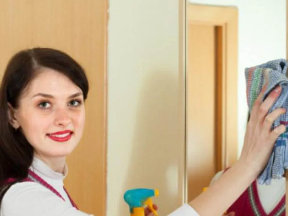 Motivul pentru care este bine sa stergeti des oglinzile din casa