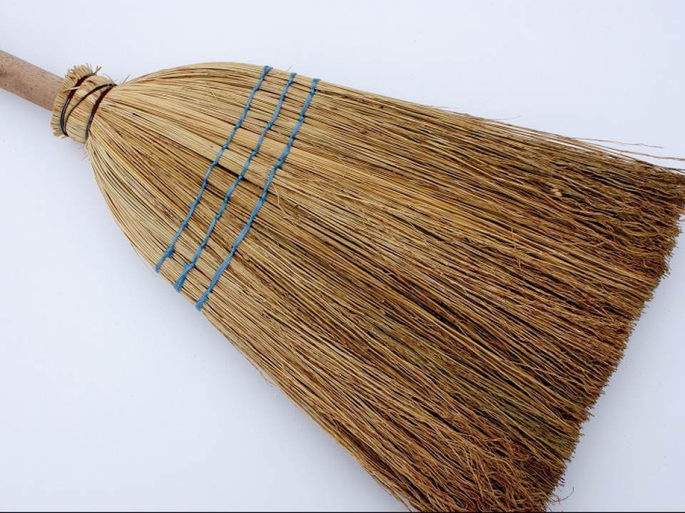 Superstitii: De ce este bine sa tinem matura dupa usa de la intrare