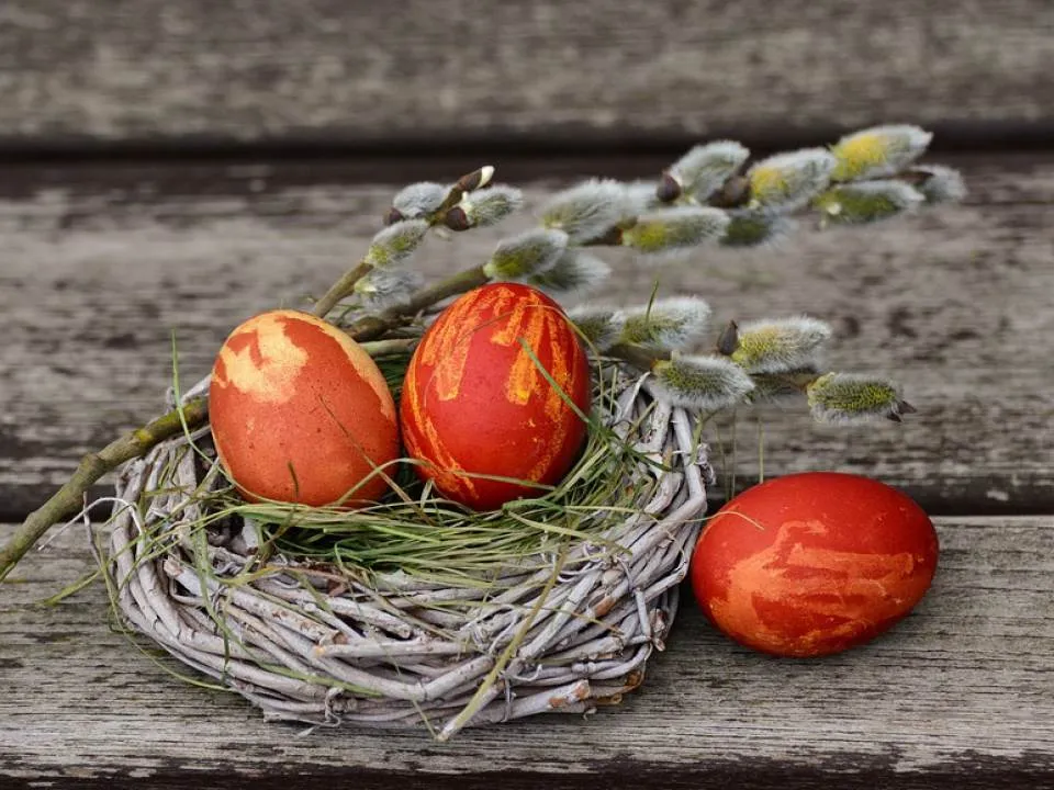 Traditii si superstitii: Ouale rosii la fereastra va pazesc de rele