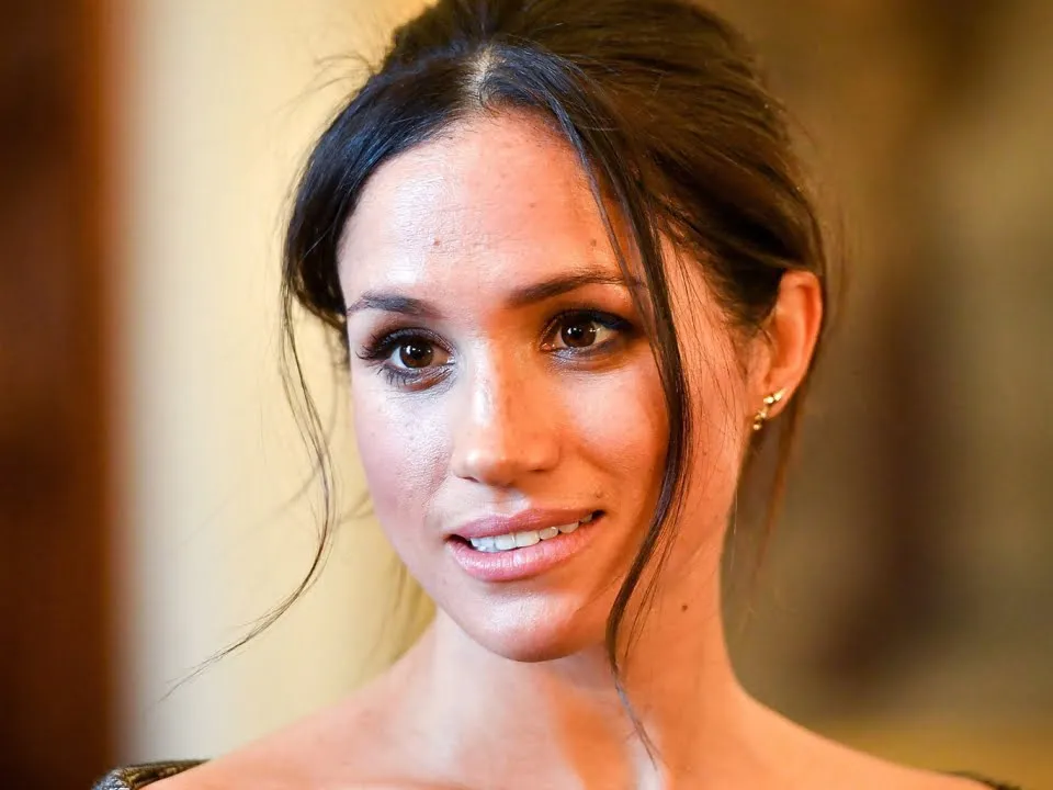 Incredibil! Cum a reactionat Meghan Markle atunci cand un prieten a intrebat-o daca trebuie sa se aplece in fata ei! Raspunsul te va surprinde