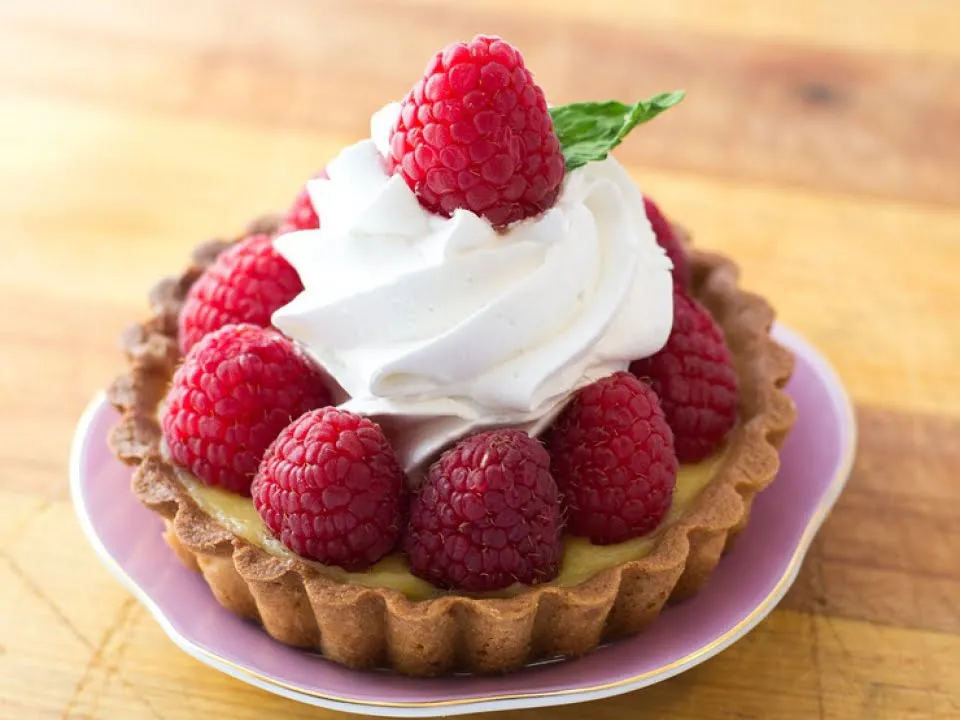 Tarta cu zmeura, fara coacere! Cea mai simpla reteta pe care o poti incerca la tine acasa