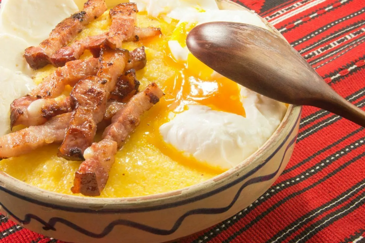 Taci si inghite. Cum gatesti mamaliga in straturi! Reteta ciobaneasca super simplu de gatit e mai mult decat delicioasa