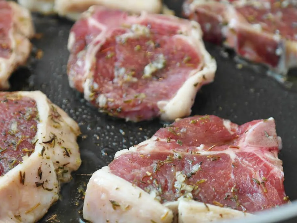 Fii as in bucatarie! Cum sa combini ierburele aromatice, in functie de tipul de carne pe care-l gatesti