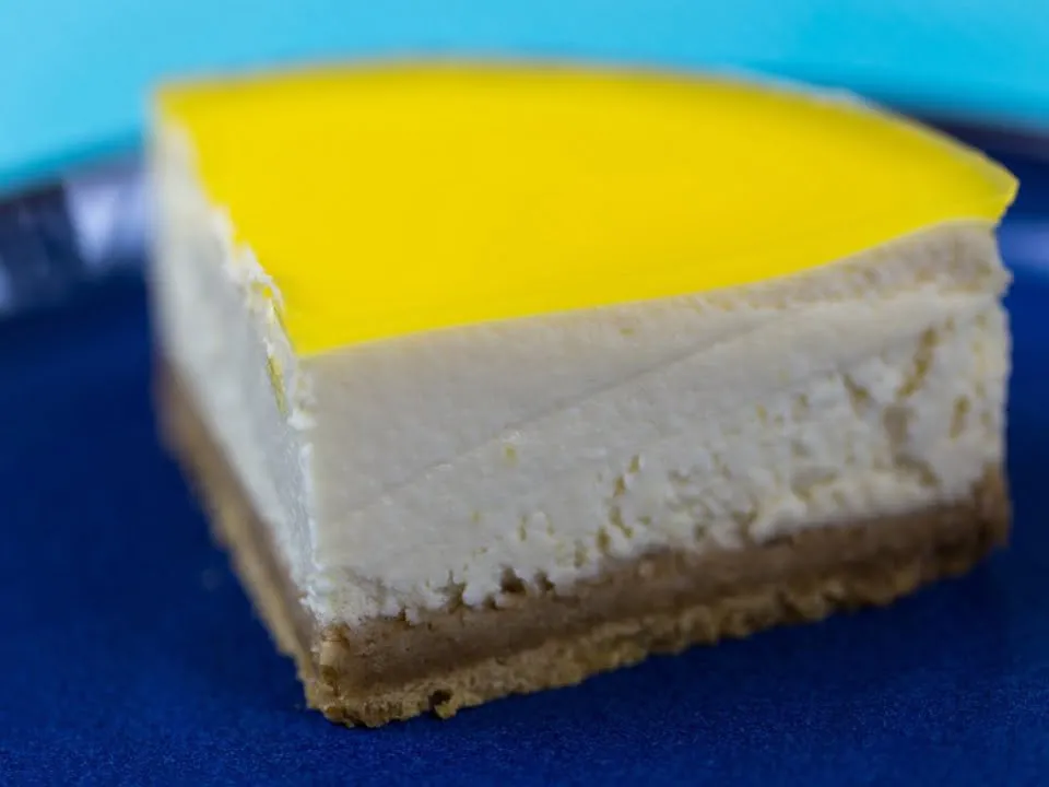 Iti lingi degetele de placere: Prajitura insiropata cu lamaie si iaurt