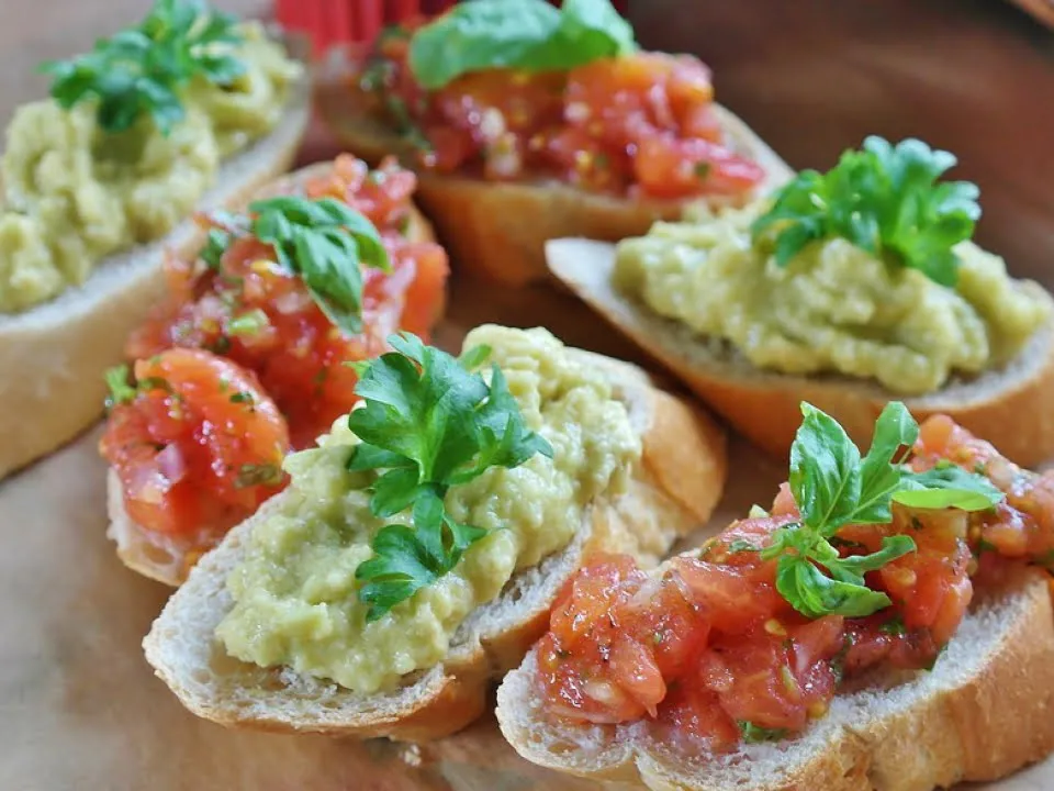 Simplu si rapid de gatit: Bruschette cu avocado si usturoi