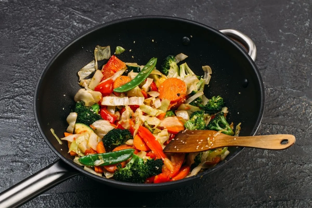 Ce se poate gati in tigaia wok. 3 retete simple si sanatoase
