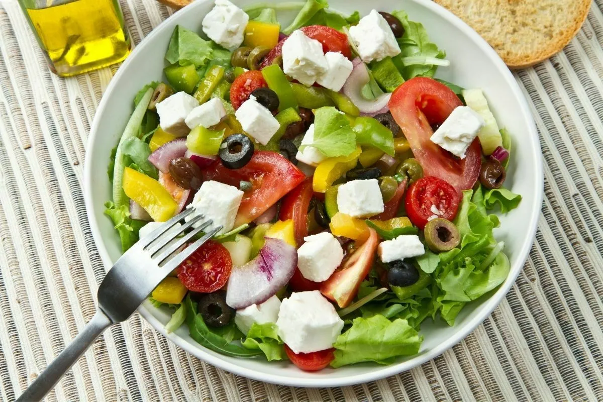 Salata greceasca in 5 minute. Cea mai simpla reteta, rapida si gustoasa