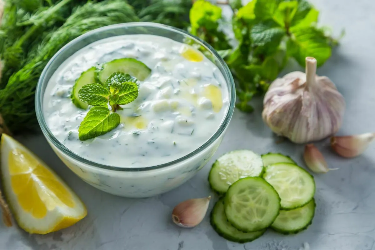 Sos tzatziki sau sos grecesc din iaurt cu castraveti si usturoi. Cea mai simpla reteta, usoara si rapida