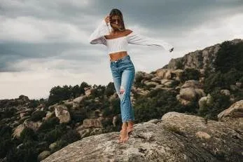 Cum să creezi ținute la modă pentru femei cu un tricou și blugi?