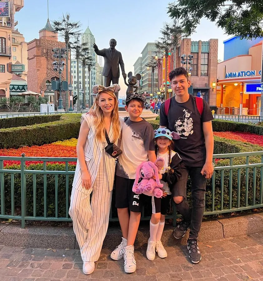 elena gheorghe cu familia la Disneyland Paris