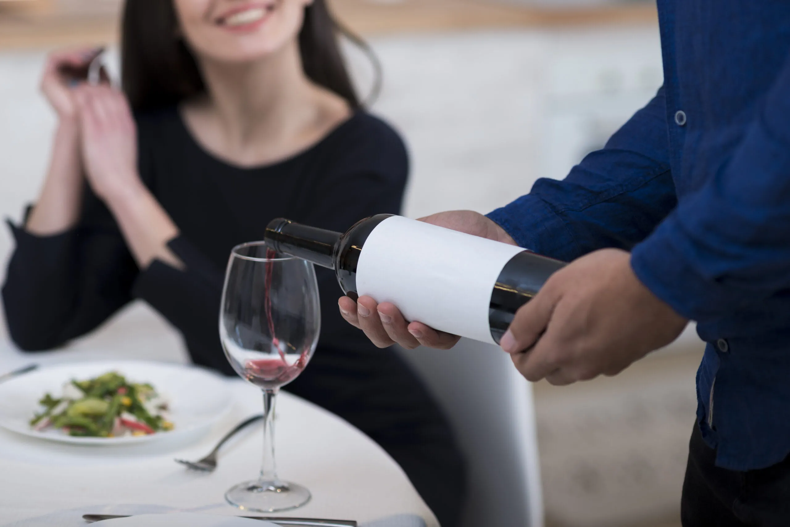Câte calorii are vinul și când este sănătos să îl bem?