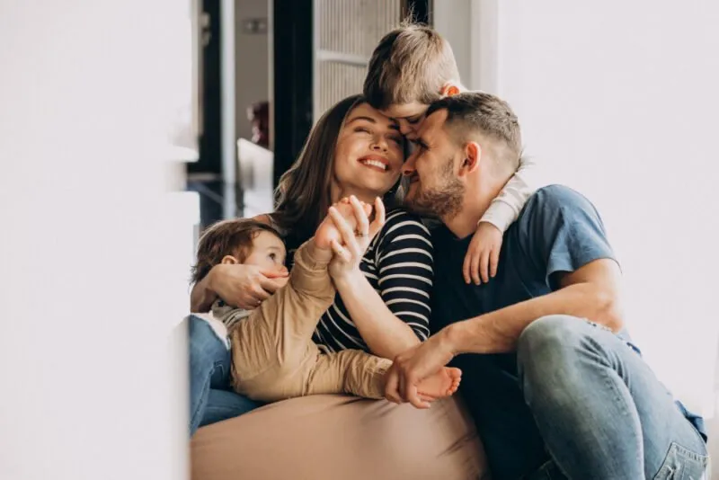 imagine cu o familie si 2 copii