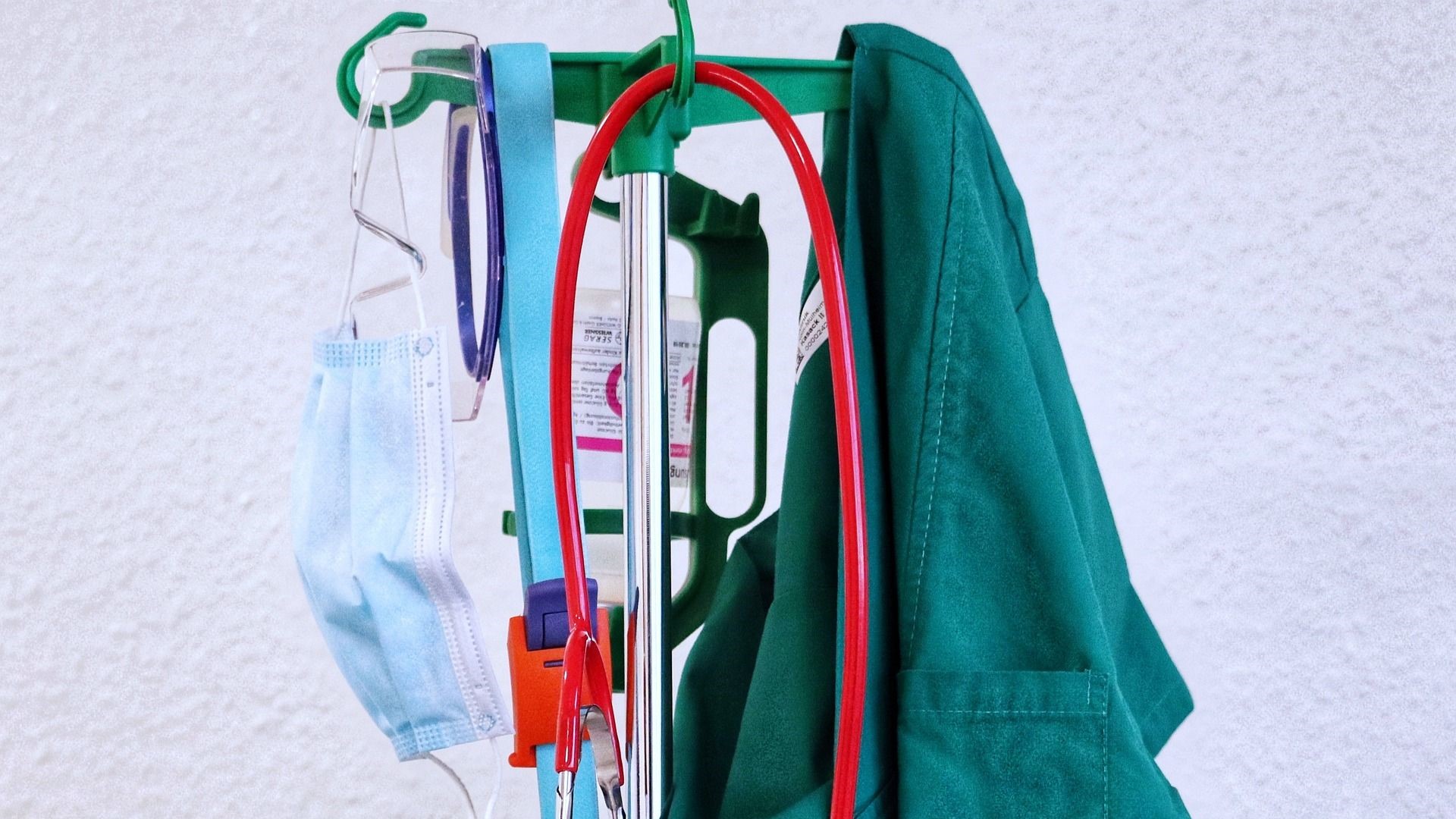 Uniforme medicale all-season: Stil și funcționalitate pe tot parcursul anului
