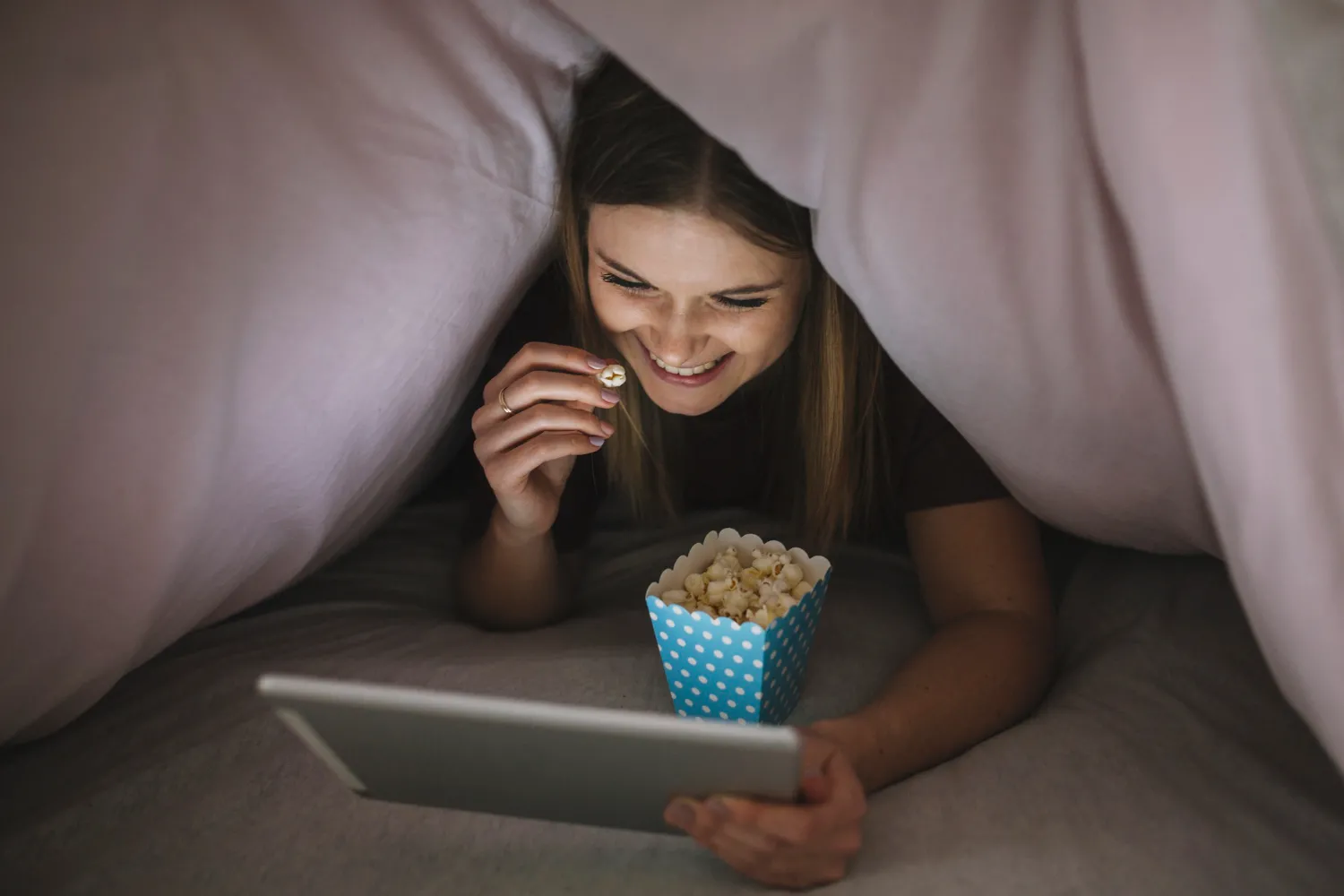 6 filme și seriale pe care orice femeie trebuie să le vizioneze