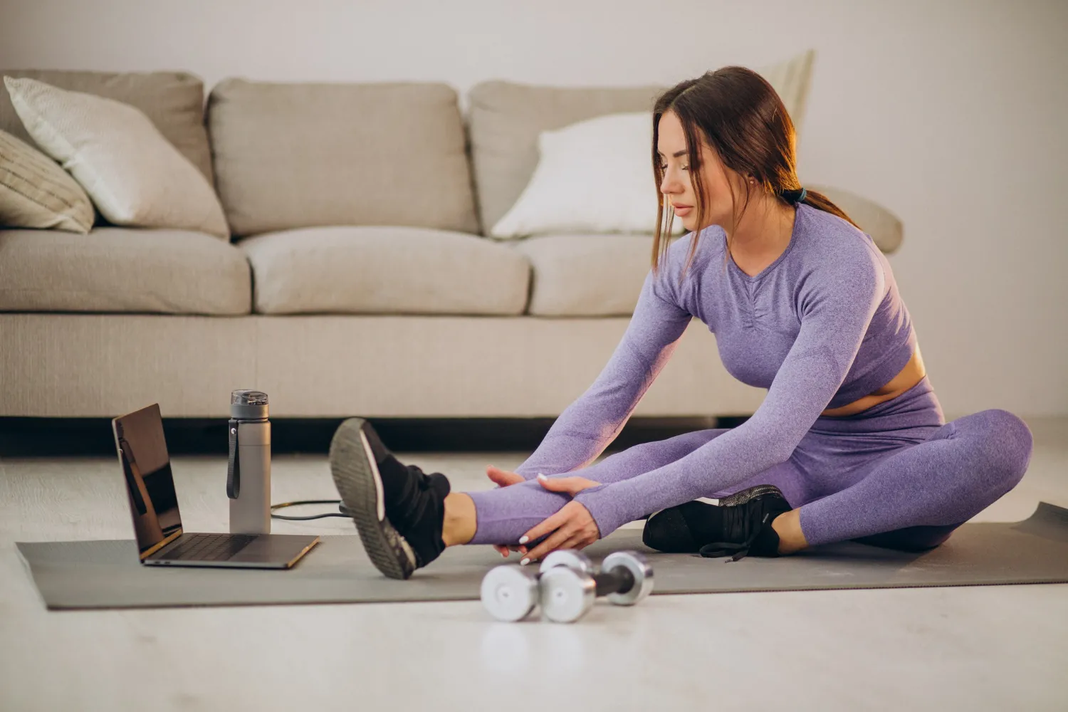 5 articole care nu trebuie să îți lipsească dacă faci sport acasă