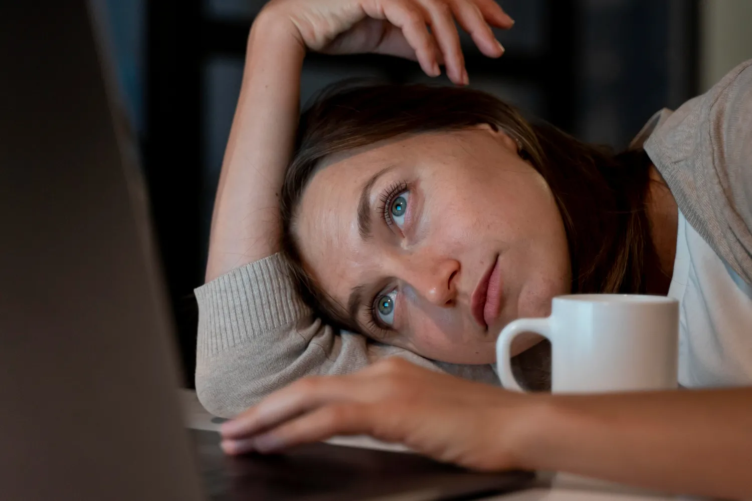 5 semne ca ești epuizată emoțional fără să îți dai seama