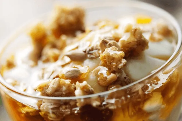 Tarta cu iaurt si miere. Un desert pentru Paste