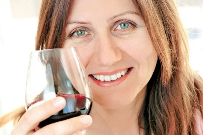De ce ți se înroșește fața după ce bei alcool?
