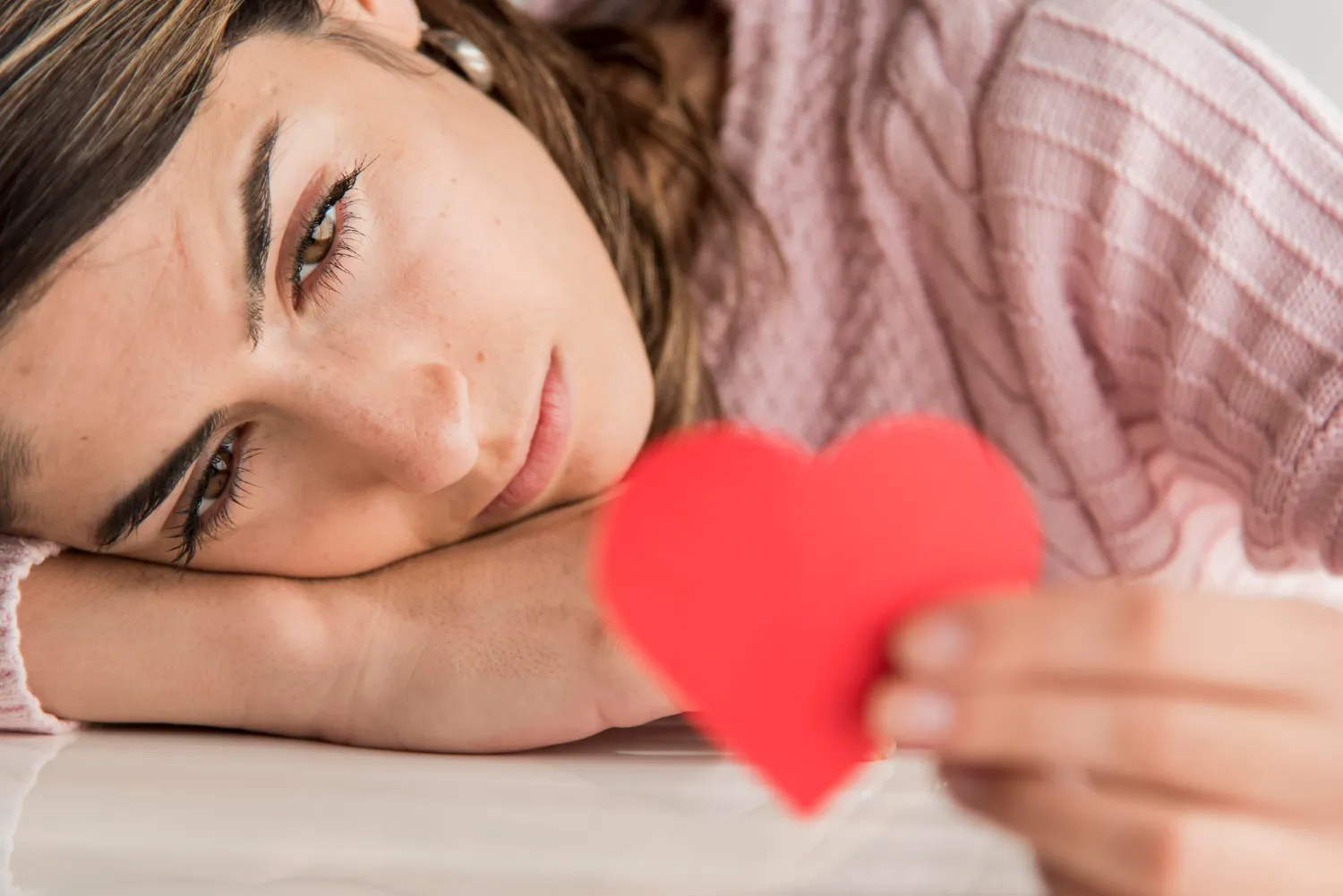 5 semne indirecte care pot sugera că partenerul tău nu te mai iubește