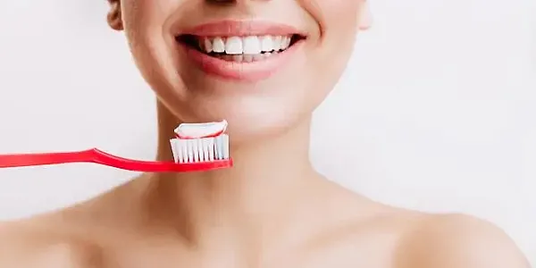 4 obiceiuri care îți garantează o dantură sănătoasă și strălucitor de albă