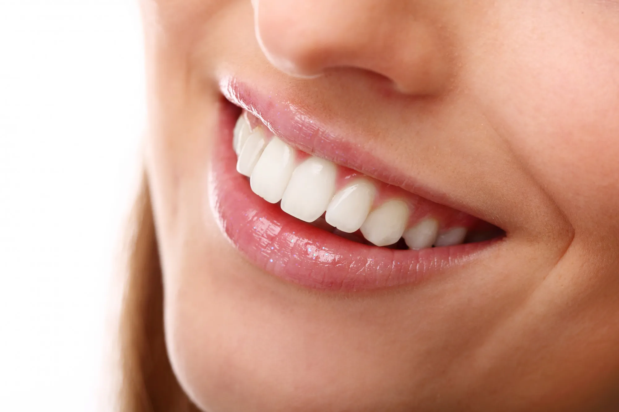 5 paste de dinți NATURALE care îți albesc dinții