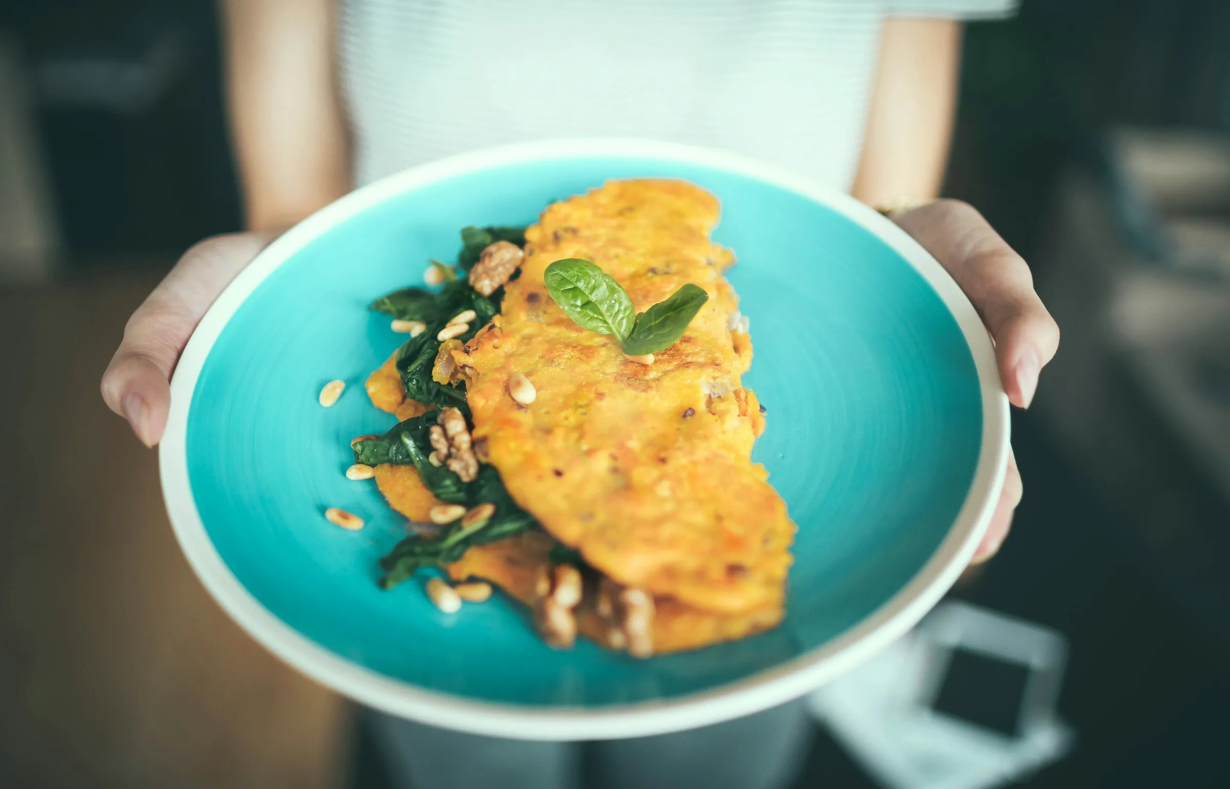 Ce ingredient NU trebuie să adaugi niciodată în omletă. Multe persoane fac această greșeală