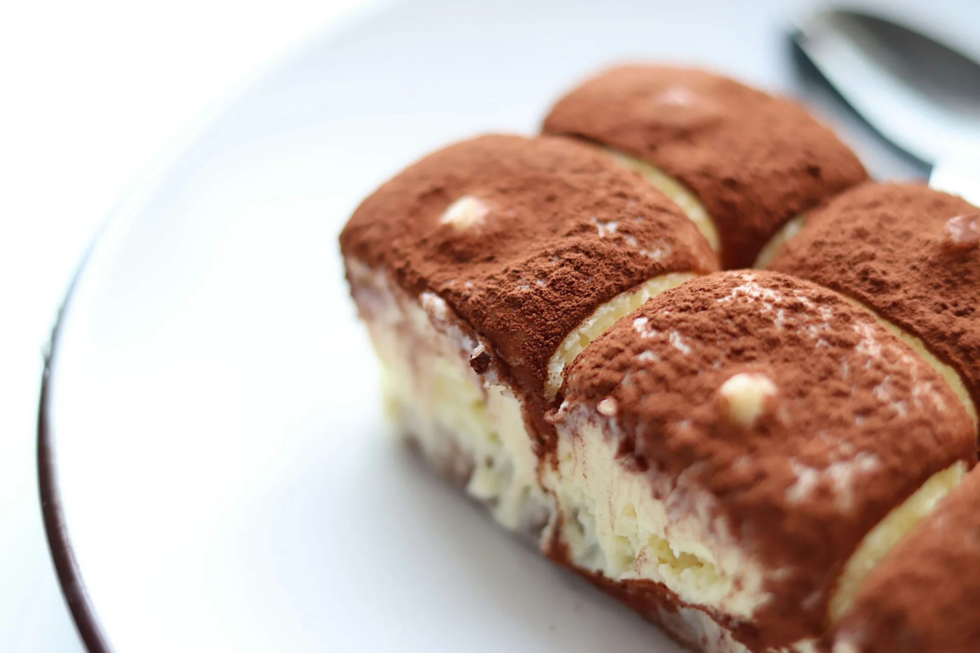 Desert fără coacere. Tort tiramisu cu mango şi afine