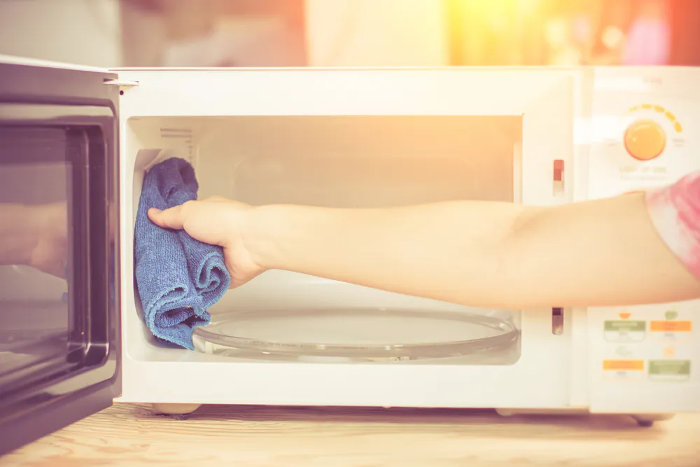 Cum să cureți cuptorul cu microunde cu 3 soluții naturale, pregătite acasă