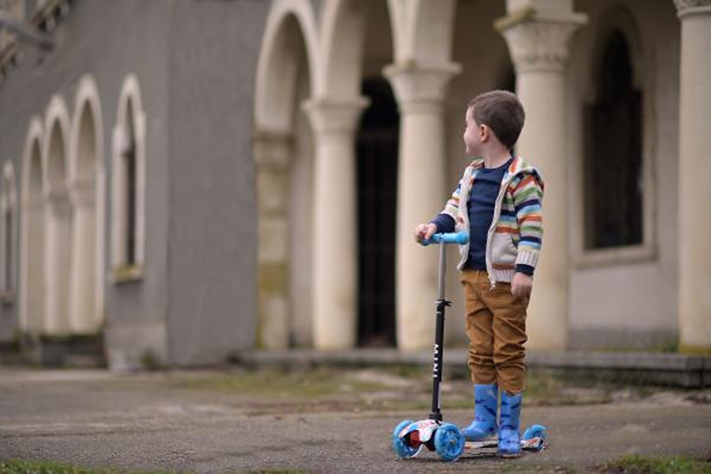 Prima trotinetă a copilului tău – o jucărie perfectă pentru vară