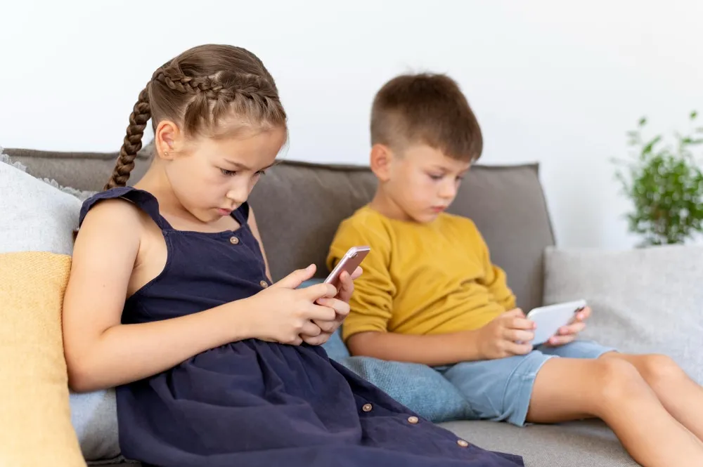 Cum telefoanele și tabletele influențează viitorul copiilor. Impactul lor pe diferite vârste și cum pot interveni părinții