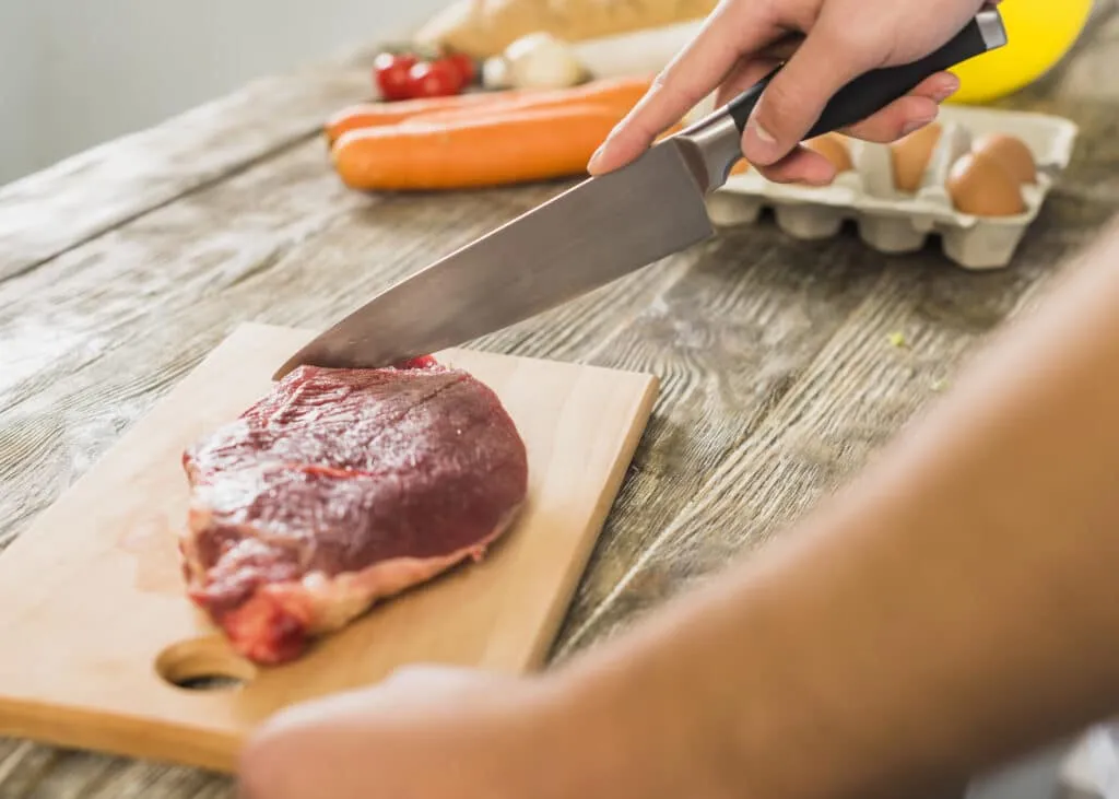 Descoperire neașteptată: Carnea ar putea reduce riscul de cancer și nu crește șansele de deces