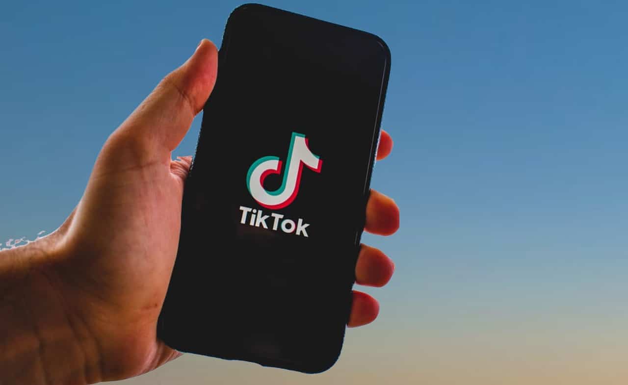 Provocarea „Stiletto Challenge” care trimite femeile la spital: O mamă se află imobilizată la pat după o singură încercare pe TikTok!